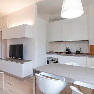 https://new-apartment-close-to-navigli-iulm-ponti.italymilanhotels.net