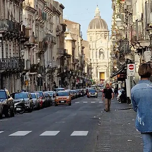 https://leontini-house.catania-hotels.net